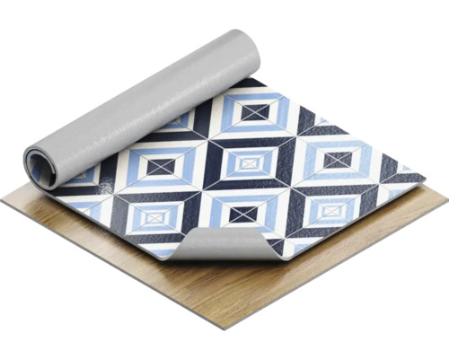 Rolle mit geometrischem Vinylbodenbelag und Holzbodenbelag