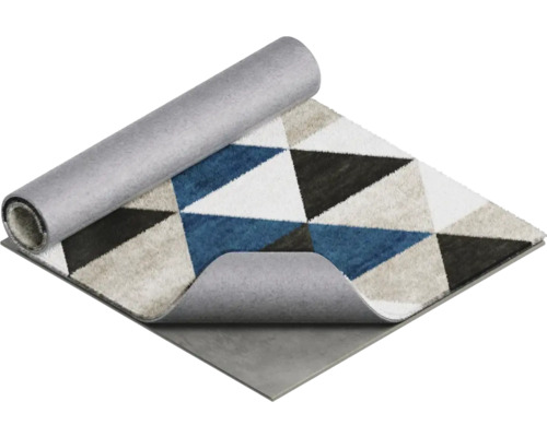Teppich mit geometrischem Dreiecksmuster, teilweise aufgerollt