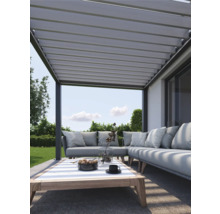 Pergola mit Gartenmöbeln und Tisch auf einer Terrasse
