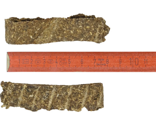 Zwei Stücke Tierfutter mit einem Messlineal zur Größenangabe