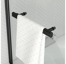 Schwarzer Handtuchhalter mit Handtuch im Badezimmer