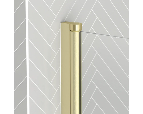 Detail einer Duschkabine mit goldenem Rahmen und Glaswand