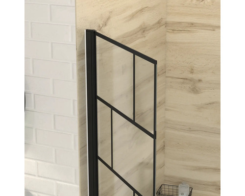 Duschtrennwand mit schwarzem Rahmen im Badezimmer