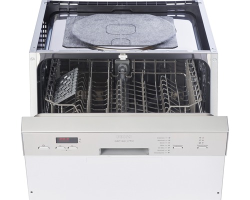 Offener Geschirrspüler mit Spülkörben und Bedienelementen.