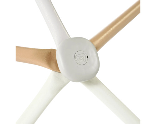 Detailaufnahme der Holzbeine und des Verbindungsstücks eines Kinderspielgeräts mit dem Exit Toys Logo