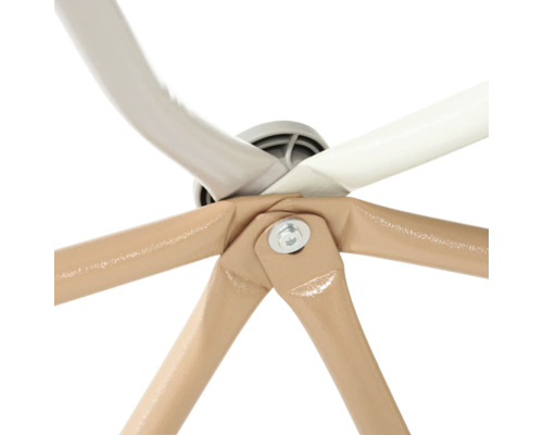 Detailaufnahme der Unterseite eines Hockers mit Metallgestell