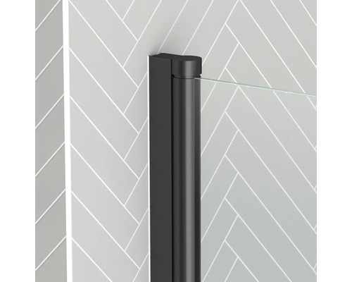 Detail einer Duschkabine mit schwarzem Rahmen und Glaswand