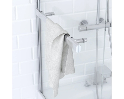 Handtuchhalter an einer Duschkabine mit Handtuch