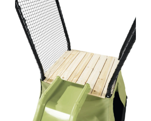 Detailansicht einer Spielplatzrutsche mit Holzplattform und Netz