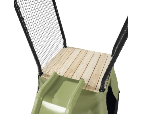 Detailansicht einer Kinderrutsche mit Holzplattform und Sicherheitsnetz