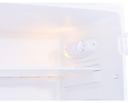 Innenraum eines Kühlschranks mit Temperaturregler und Regalen