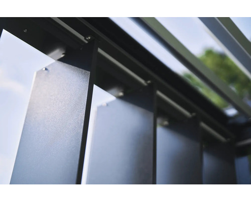 Nahaufnahme einer Pergola mit Lamellenstruktur.