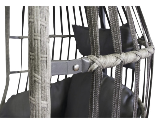 Detailaufnahme eines hängenden Korbsessels mit geflochtener Struktur und Sitzkissen