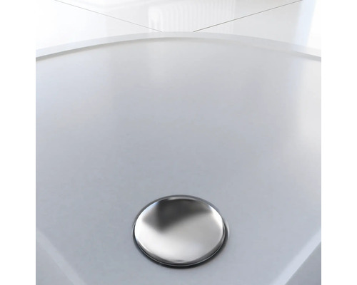 Detailansicht eines Waschbeckens mit verchromtem Ablaufventil