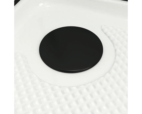 Detailaufnahme eines Duschwannenablaufs mit Abdeckung