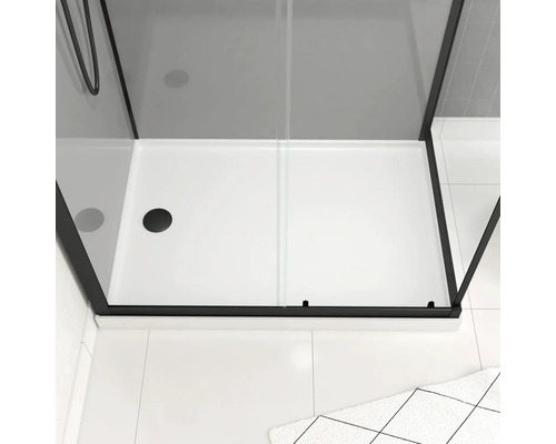 Duschkabine mit schwarzem Rahmen und weißer Duschwanne