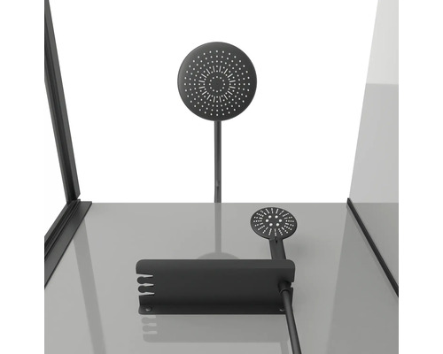 Duschkopf und Handbrause im Duschbereich