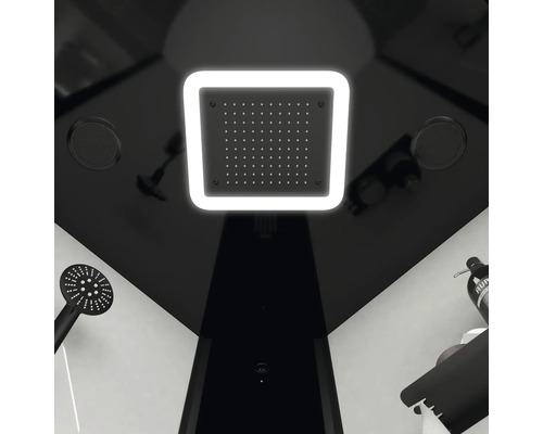 Deckenmontierte Duscharmatur mit LED Beleuchtung und Handbrause in einem Badezimmer.