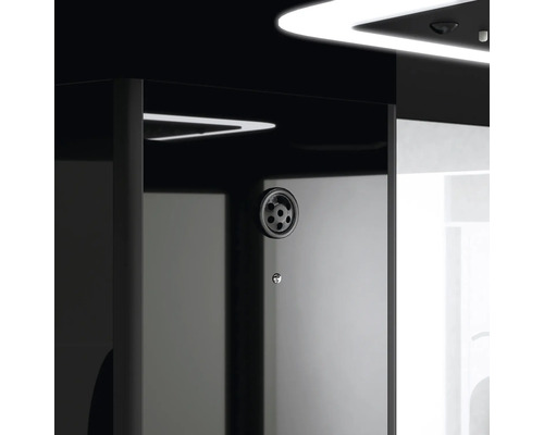 Detailaufnahme eines Badezimmerschranks mit Abflussstopfen