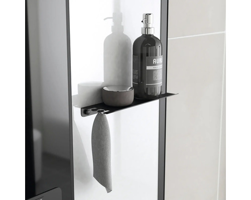 Badezimmerregal mit Handtuch, Seifenspender und Schale