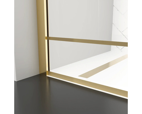 Detailansicht einer Duschkabine mit goldfarbenen Beschlägen