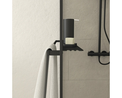 Badezimmerausstattung mit Handtuch, Seife und Seifenspender