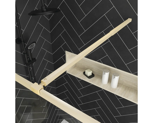 Modernes Badezimmer mit schwarzem Fischgrätenmuster, Duscharmatur und Ablagefläche