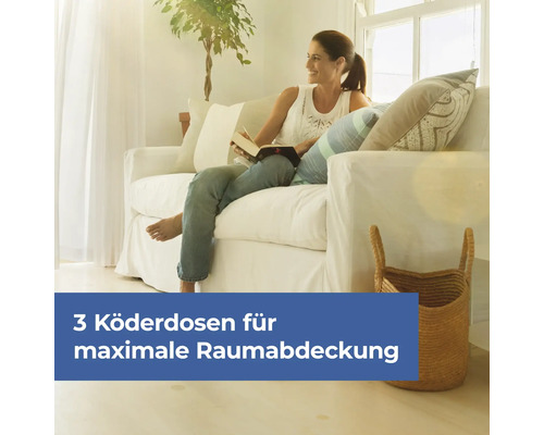 Helles Wohnzimmer mit einer Frau, die auf einem weißen Sofa ein Buch liest, und einem geflochtenen Korb