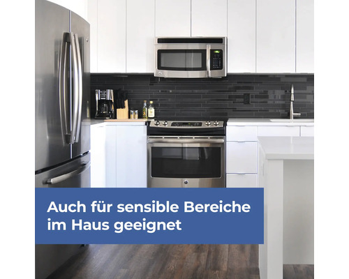 Moderne Küche mit Edelstahlgeräten und weißen Schränken