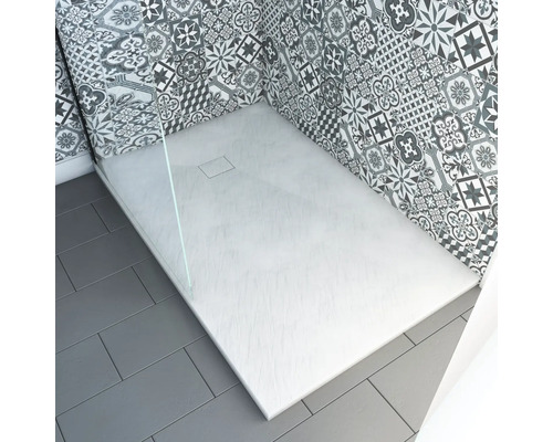 Badezimmer mit flacher Duschwanne und gemusterten Fliesen
