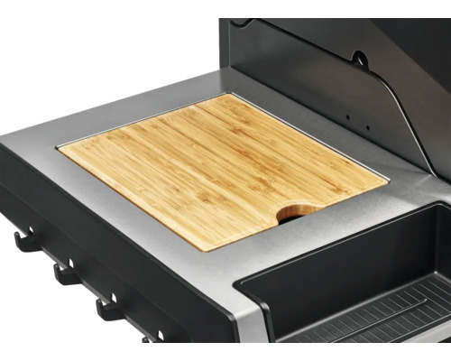 Detailansicht von Grillküchenelement mit Schneidebrett