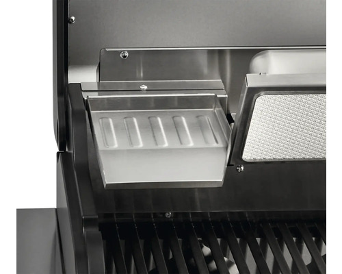 Detailansicht eines Grills mit Fettschale aus Metall