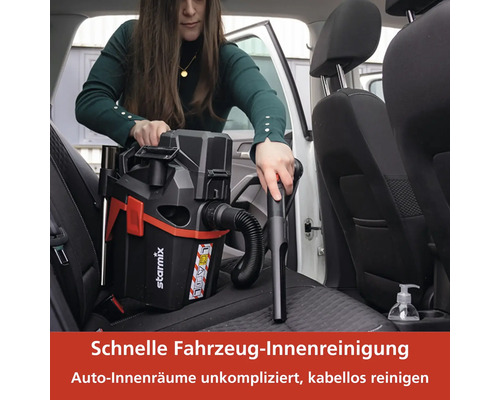 Frau reinigt Autoinnenraum mit Staubsauger von Starmix