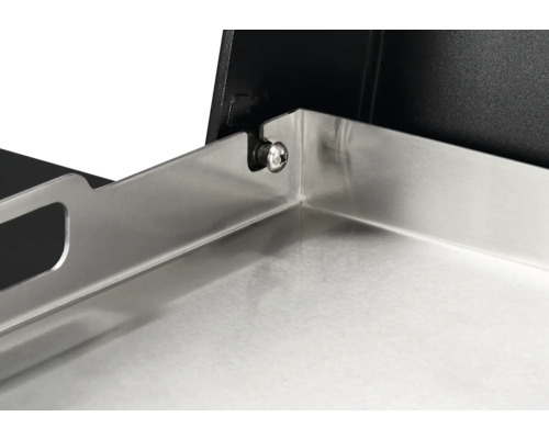 Detailansicht einer Grillplatte aus Edelstahl mit Griff