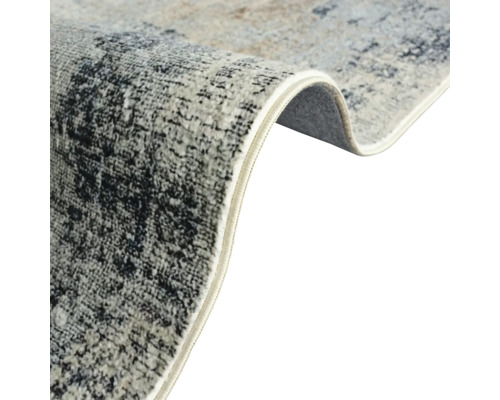 Detailansicht eines gemusterten Teppichs mit gekettelten Kanten