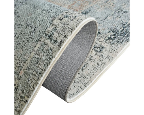 Detailansicht eines gerollten Teppichs mit abstraktem Muster