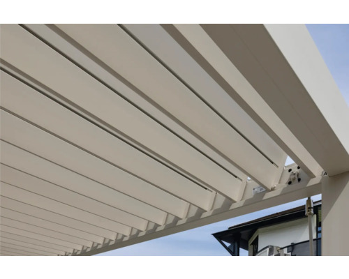 Detailansicht einer Terrassenüberdachung mit verstellbaren Lamellen zur individuellen Lichtsteuerung.