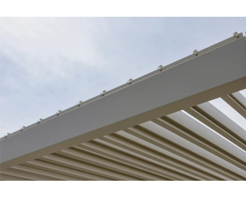 Detailansicht einer Terrassenüberdachung mit Lamellen und Befestigungselementen