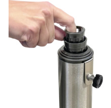 Detailaufnahme einer Hand, die einen Sonnenschirmständer bedient