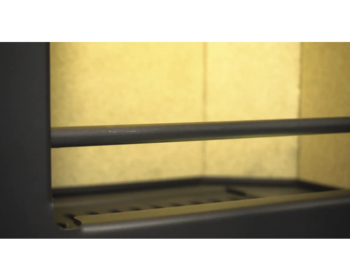 Innenraum eines Kaminofens mit Rost und Stange