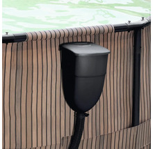 Schwimmbadpumpe am Pool befestigt