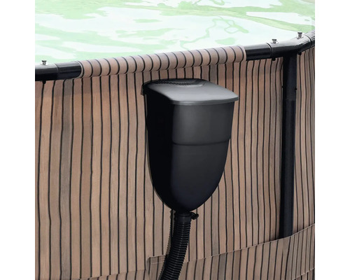 Schwimmbadpumpe am Pool befestigt