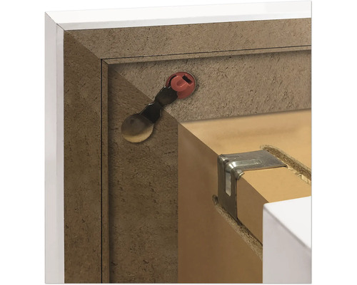 Detailansicht eines Möbelstücks mit Beschlägen zur Befestigung von Bauteilen.