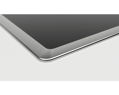 Detailansicht einer Glaskeramik-Kochfeldplatte mit Metallrahmen