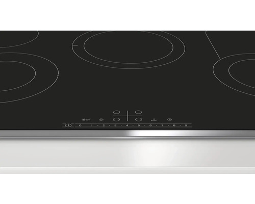 Schwarzes Kochfeld mit Bedienfeld und mehreren Kochzonen