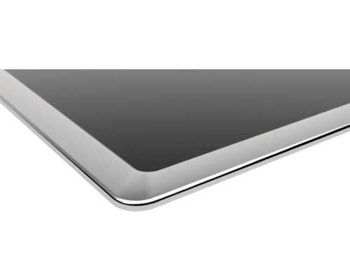 Detailansicht einer Glaskeramik Kochfeld Ecke mit Edelstahlrahmen