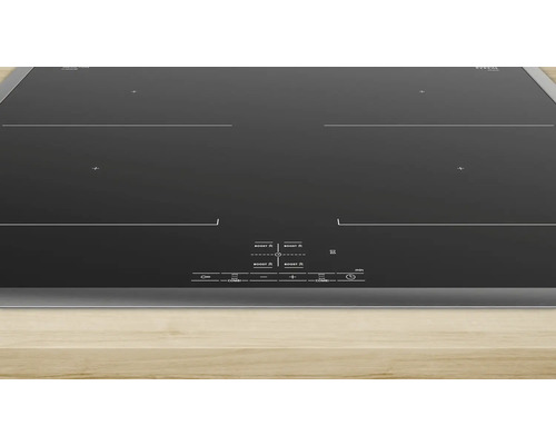 Schwarzes Induktionskochfeld mit vier Kochzonen.