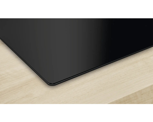 Induktionskochfeld auf einer Arbeitsplatte