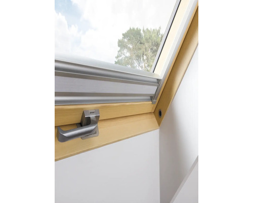 Nahaufnahme eines Dachfensters mit Griff