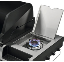 Detailansicht eines Gasgrills mit Seitenbrenner im Betrieb und geöffnetem Deckel